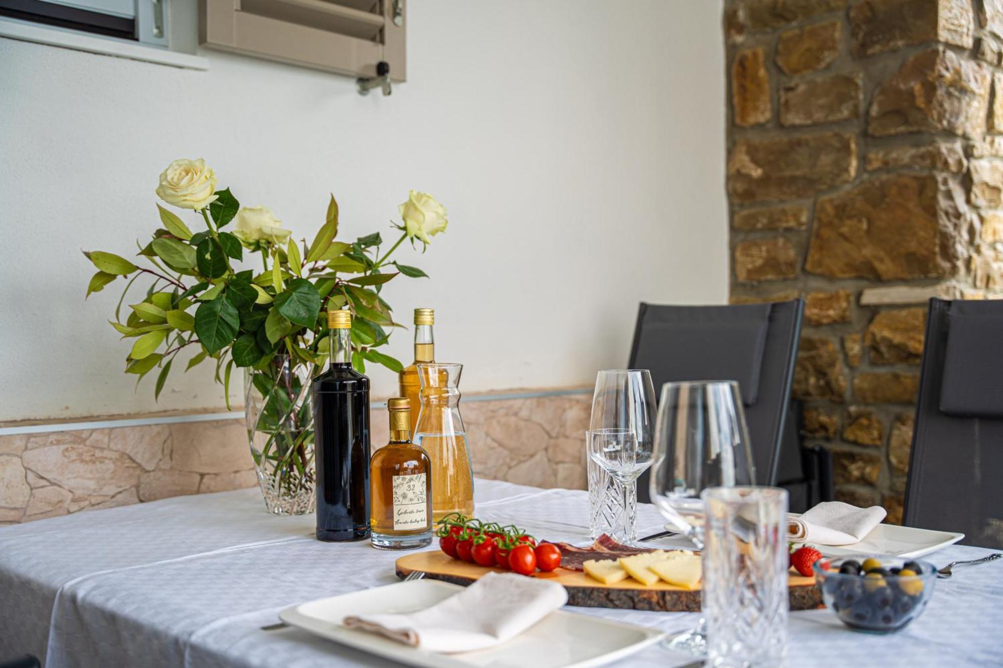Holiday Home Belveder Motovun With Heated Pool Ливаде Экстерьер фото