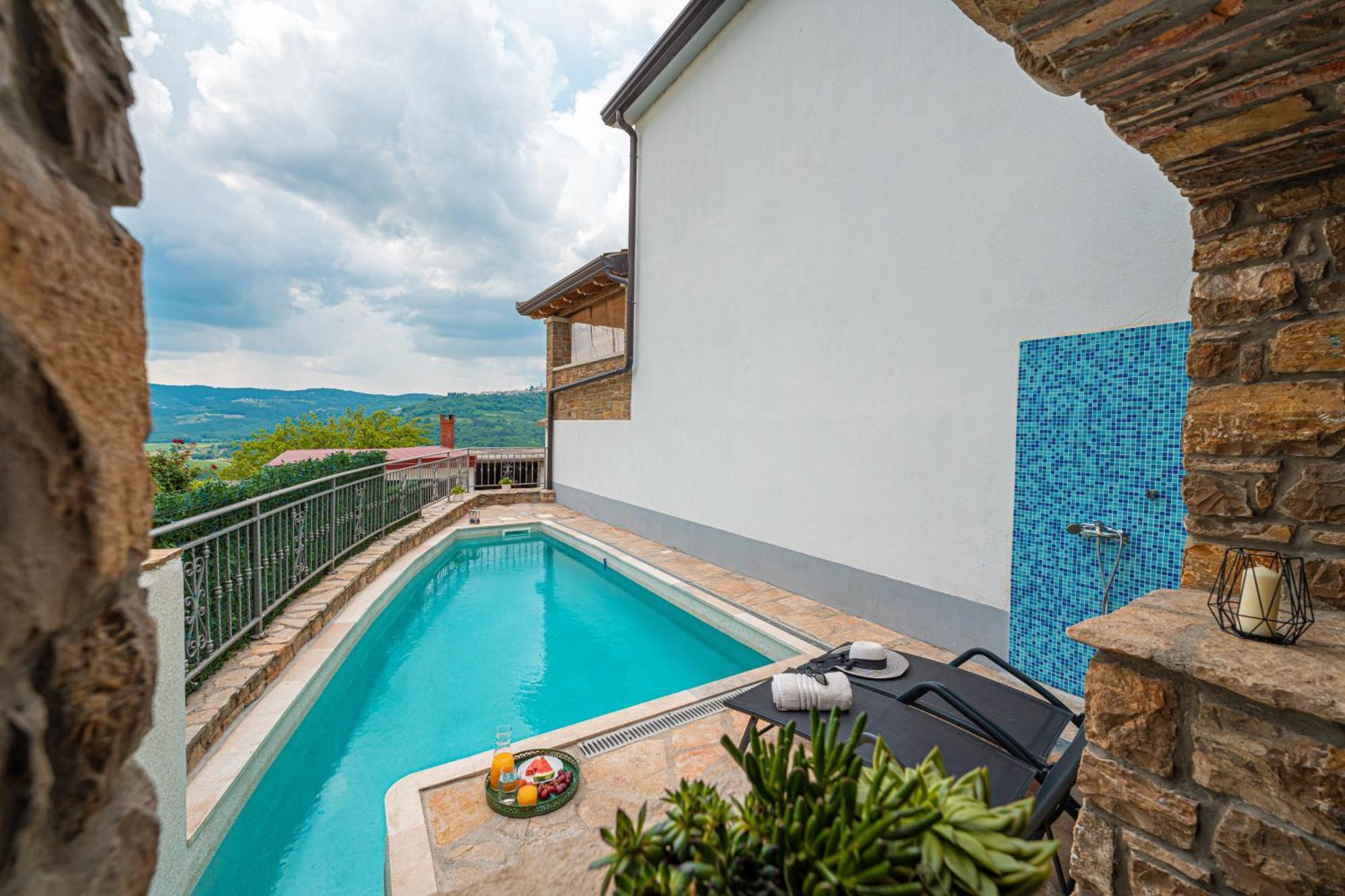 Holiday Home Belveder Motovun With Heated Pool Ливаде Экстерьер фото